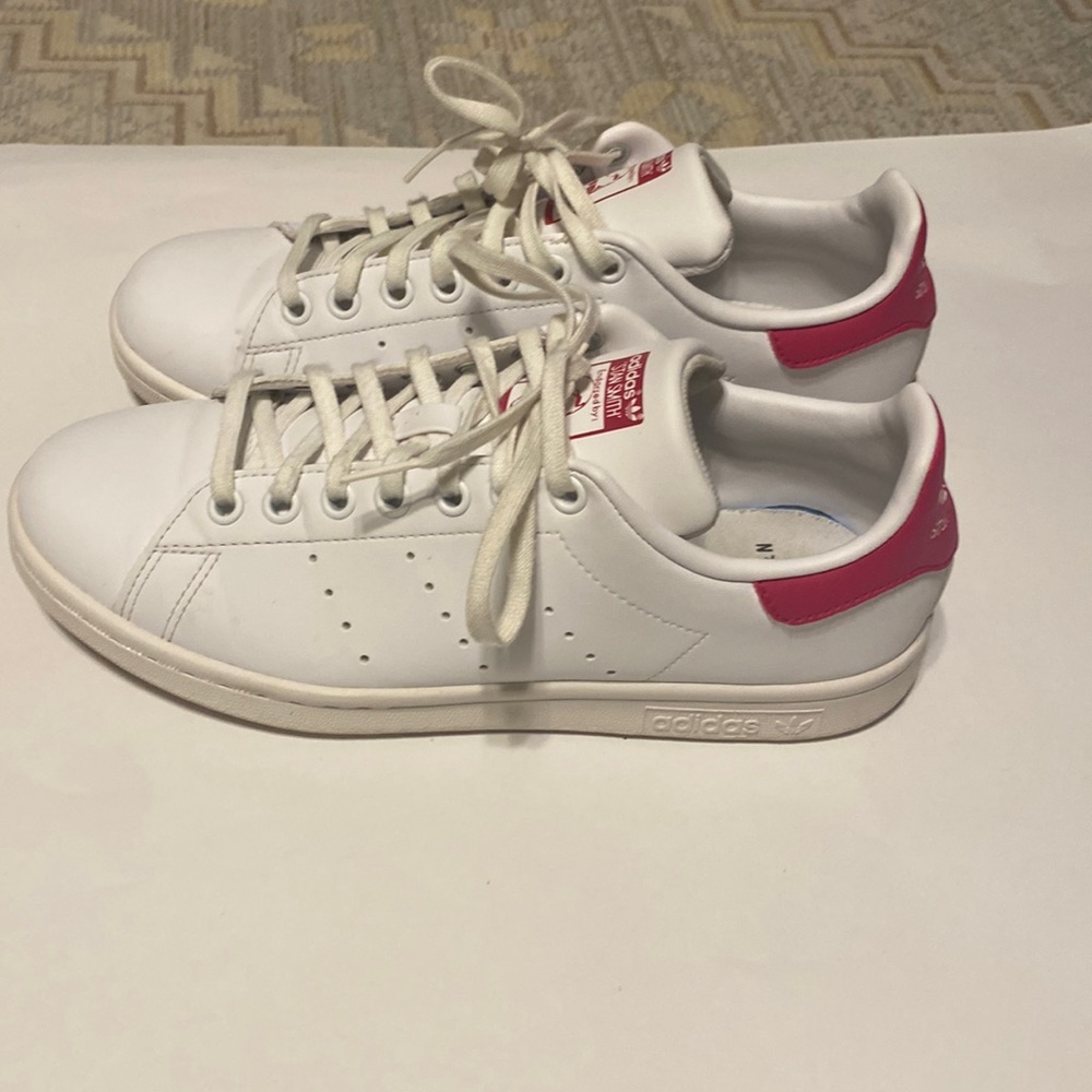 ADIDAS STAN SMITH WOMEN’S SIZE 6 COLOR WHITE AND PINK COLOR SNEAKERS